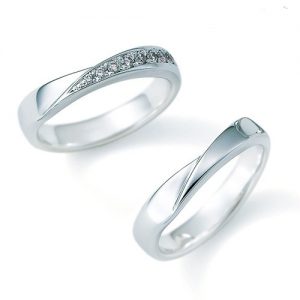 【ジュエリーネモト】NINA RICCI・6RB910　6RA915 結婚指輪 結婚指輪（女性用）：¥174,960（税込） 結婚指輪（男性用）：¥166,320（税込） 永遠を象徴するプラチナに、ダイヤモンドを華やかにあしらったセットリングです。 左：Pt900　Dia 右：Pt900　　