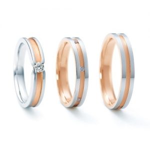【ジュエリーネモト】 NINA RICCI・左 6RM0003 中 6RM905 右 6RL920 結婚指輪 結婚指輪（女性用）：¥105,840（税込） 結婚指輪（男性用）：¥78,840（税込） 婚約指輪：¥207,360（税込） ピンクゴールドのラインがマットに仕上げられ、プラチナとの色のコントラストが美しい人気のステーションタイプです。 左：Pt900 K18PG Dia \207,360 中：Pt900 K18PG Dia \105,840 右：Pt900 K18PG \78,840