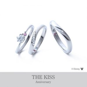 【ジュエリーネモト】Disney Collection THE KISS Anniversary 結婚指輪 結婚指輪（女性用）：¥124,200（税込） ～ 結婚指輪（男性用）：¥118,800（税込） ～ 代表モデル型番：L’S：DI-6064501220（ER） ETERNAL HEART　L’S：DI-7061104532　M’S：DI-7061104542 シンプルですが遊び心満載で、ミッキーをモチーフしたマークがあしらわれているリングデザインもあります。リングの内側には、ミッキーモチーフの中心にお互いのバースデーストーンがセットできます。ディズニーが好きな二人にオススメのリングです。