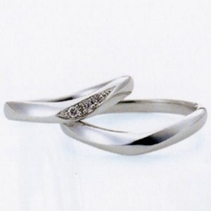 【ジュエリーネモト】SONARE 結婚指輪 結婚指輪（女性用）：¥97,200（税込） ～ 結婚指輪（男性用）：¥85,320（税込） ～ 代表モデル型番：Harp イタリア語で“奏でる”という意味を持つブランドで、二人の時間を優しく奏でるリングをコンセプトとしています。 柔らかな曲線のデザインやプラチナ×ピンクゴールドのコンビ等、どれも優しい印象を持つリングが豊富です。 【取り扱い店舗】日立店