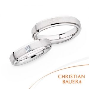 【ジュエリーネモト】CHRISTIAN BAUER・241180-273493 結婚指輪 結婚指輪（女性用）：¥339,120（税込） ～ 結婚指輪（男性用）：¥252,720（税込） ～ L’S：241180　M’S：273493 スタイリッシュなフォルム。質実剛健でありながら、飽きのこない存在するだけで美しい曲線。 バウワー独自の鍛造製法により耐久性に優れたリングであり、その高さは二人の絆を表すかのよう。指を通した時に感じる付け心地は柔らかく、生涯身に付けるリングとして最も適していています。 使用されているマテリアルを選ぶこともできますので、お二人だけのリングをお選びください。 【取り扱い店舗】水戸本店