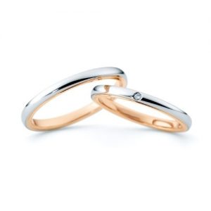 ジュエリーネモト】NINA RICCI WEDDING RING・6R1F01/6R1F02 結婚指輪 結婚指輪（女性用）：¥78,840（税込） ～ 結婚指輪（男性用）：¥79,920（税込） ～ 代表モデル型番：ETERNITE 　L’S：6R1F01　M’S：6RF02 NINA RICCIはファッションと香水で世界的に有名なラグジュアリーブランドです。 洗練されたシンプルなフォルムの中に、エレガントさがあふれるフレンチ・モダンスタイルのデザインで、多くの女性たちに支持されているマリッジリングです。 【取り扱い店舗】水戸本店