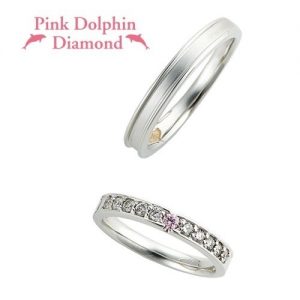ジュエリーネモト】Pink Dolphin Diamond・1255146/1255147 結婚指輪 結婚指輪（女性用）：¥172,800（税込） ～ 結婚指輪（男性用）：¥99,360（税込） ～ 代表モデル型番：L’S：1255146　M’S：1255147 恋人同士や夫婦でピンクドルフィンに遭遇すると幸運が訪れ、生涯添い遂げられるといわれています。 そのピンクドルフィンをピンクゴールドでリングの内側にあしらい、二人の永い幸せを祈ります。 ピンクダイヤモンドがセッティングされていて、可愛らしい華やかな印象を与えるマリッジリングです。 【取り扱い店舗】水戸本店