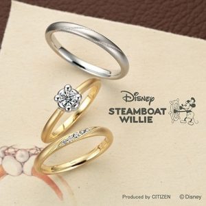 【ジュエリーネモト】Disney STEAMBOAT WILLIE 結婚指輪 結婚指輪（女性用）：¥82,080（税込） ～ 結婚指輪（男性用）：¥82,080（税込） ～ 代表モデル型番：siffte　 L’S：CND-085（ER）CND-086　M’S：CND-087 1928年にアメリカで公開されたディズニー映画『蒸気船ウィリー』をモデルにしたブライダルリング。 クラシカルなテイストの中に、ディズニーらしい雰囲気を施したデザインが人気です。 エンゲージリングは、台座の部分にミッキーの形をあしらい、耳形の爪でダイヤをセッティングする等、遊び心に溢れています。